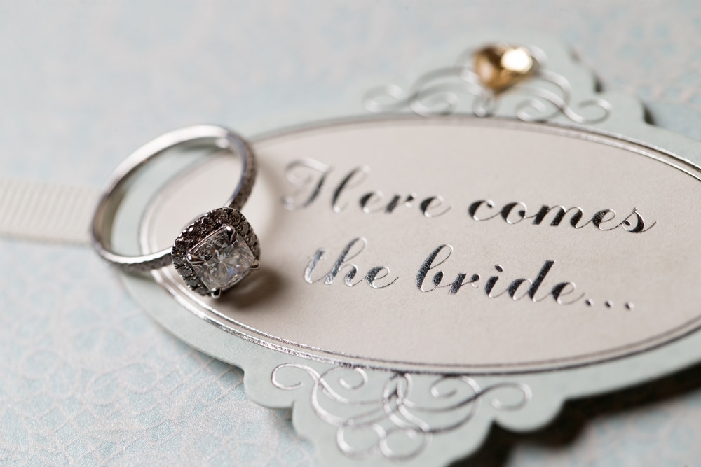 婚約指輪にダイヤモンドが用いられることが多い理由とは？
